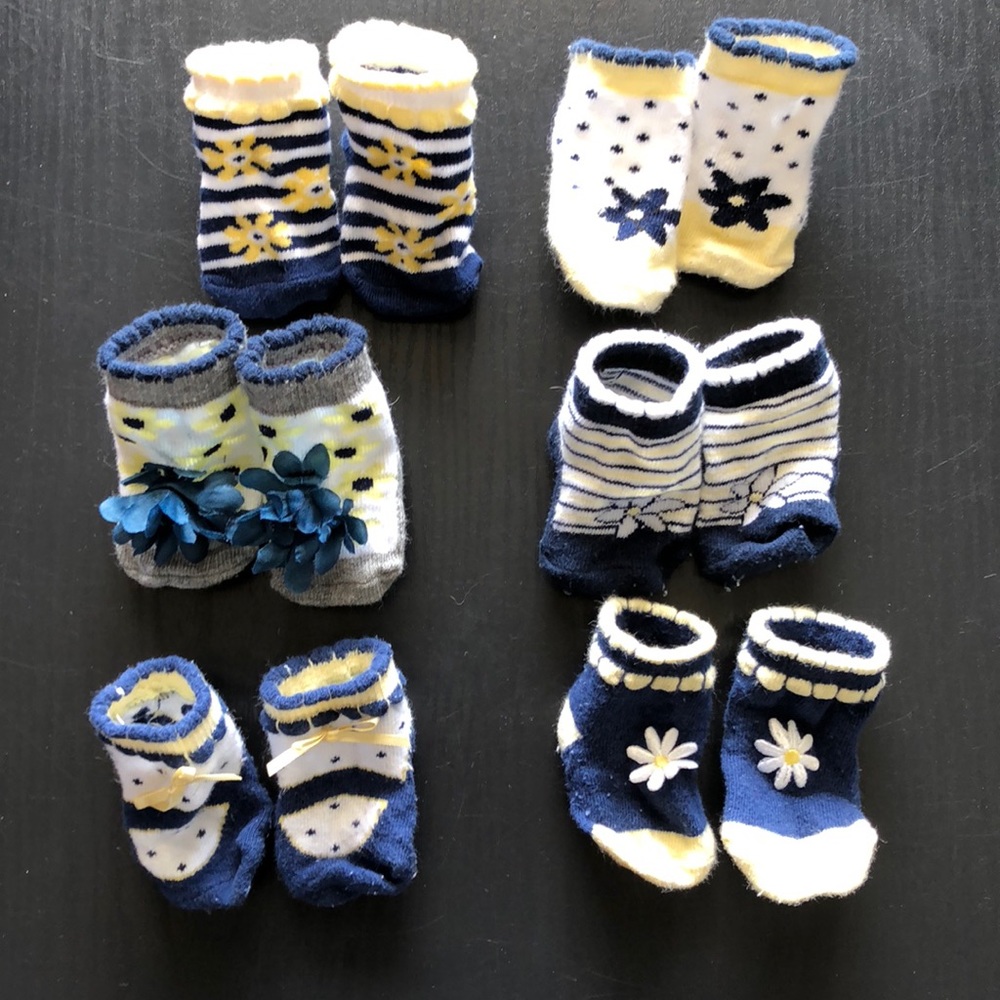 Set of 6 Navy and yellow daisy newborn socks